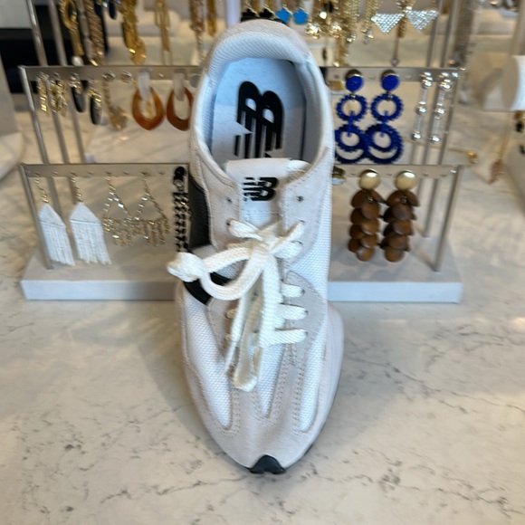 New Balance 327 off white/white/black mens 5.5/womens 7 sneakers - Picture 2 of 6